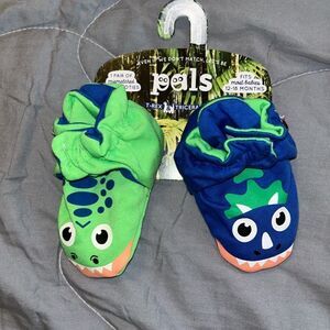 Nwt pals mismatched 12-18m booties snake and dinosaur